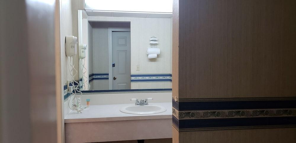Econo Lodge Inn & Suites กรอตัน ภายนอก รูปภาพ