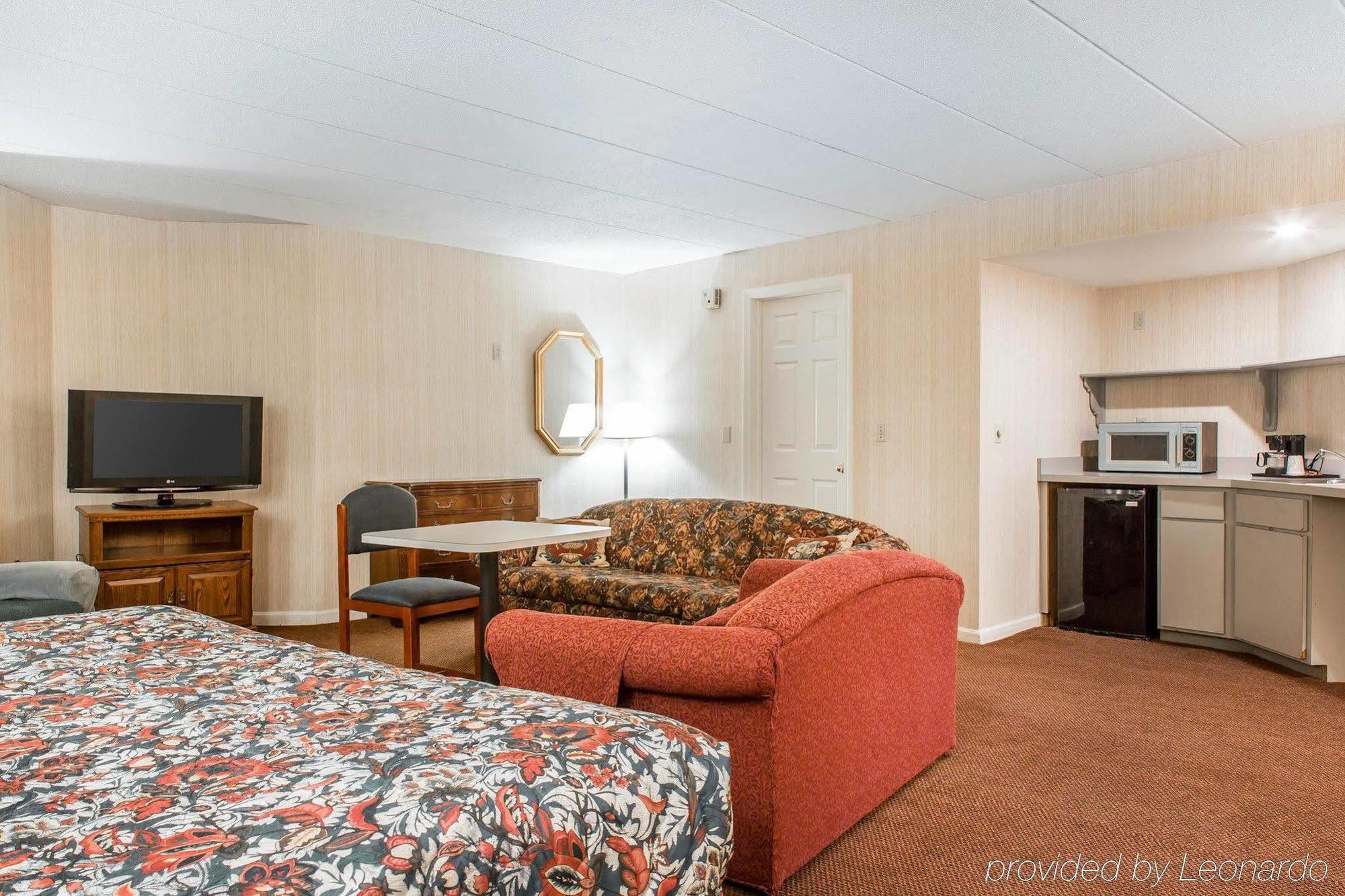 Econo Lodge Inn & Suites กรอตัน ภายนอก รูปภาพ
