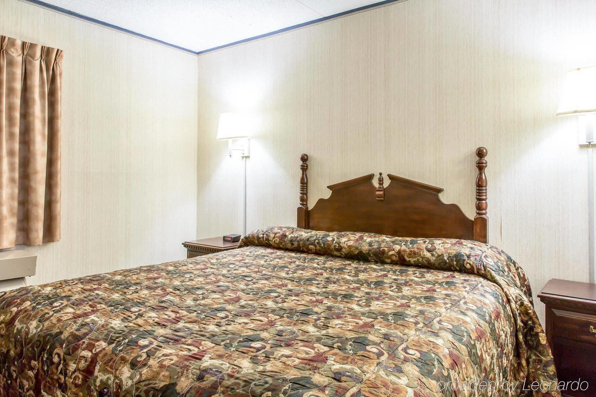Econo Lodge Inn & Suites กรอตัน ภายนอก รูปภาพ