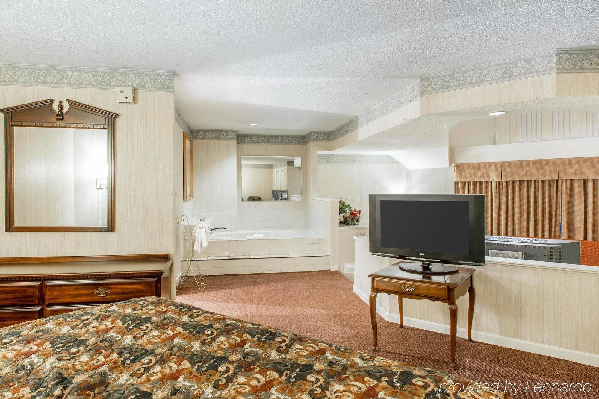 Econo Lodge Inn & Suites กรอตัน ภายนอก รูปภาพ